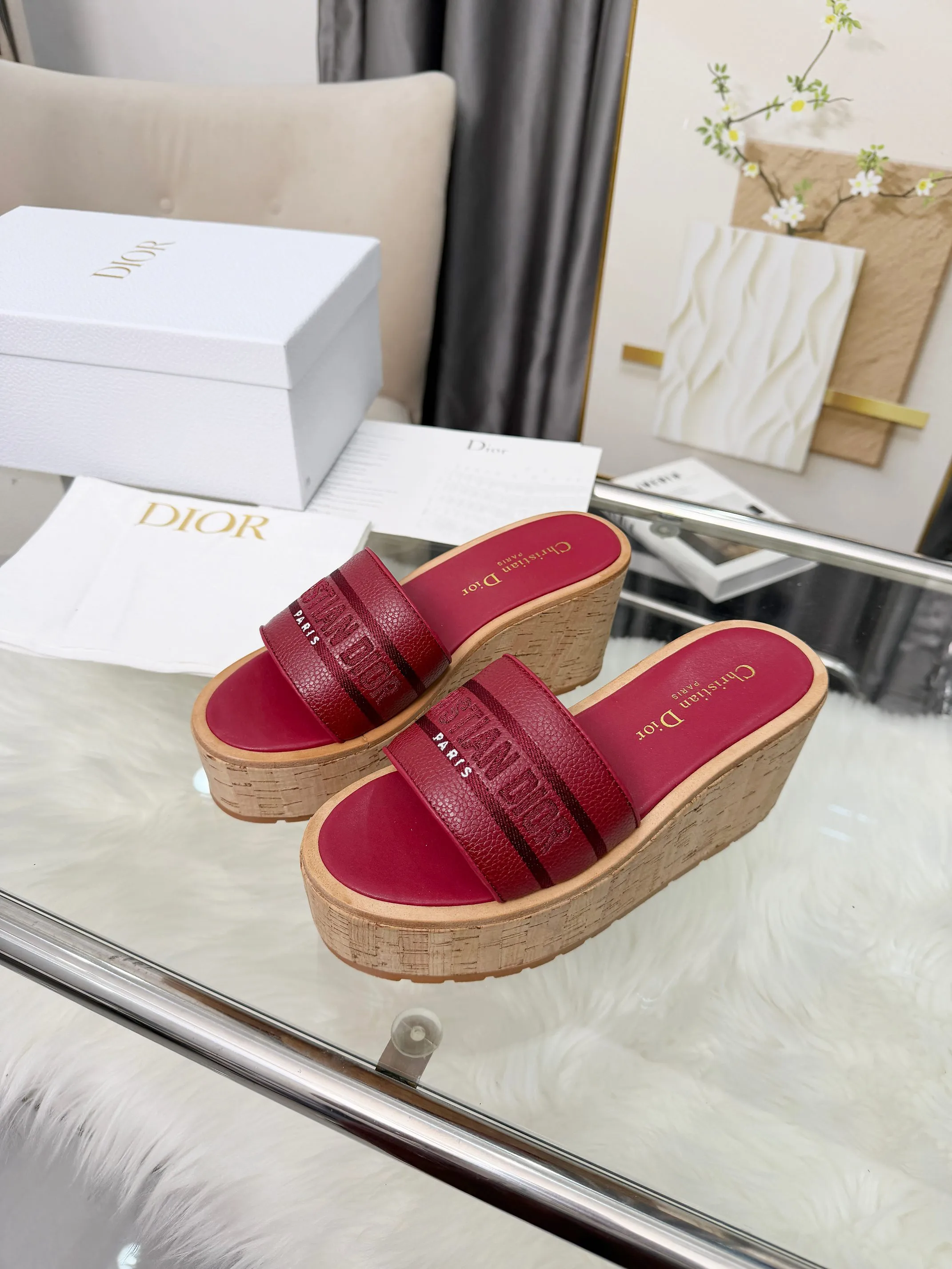 👟👟Ex-factory price 440👟👟 Dior Dior〰️Dway thick-soled wedge sandals✔️This thick-soled sandal is fashionable, casual and highly recognizable. The inspiration is cleverly combined by D's main designer into the perfect shoe shape. Paired with brand buckles, it is even more fashionable! Original version, perfect and exquisite workmanship!  Upper: pebbled leather + electric show code number; 35-39 (40-41 customized)